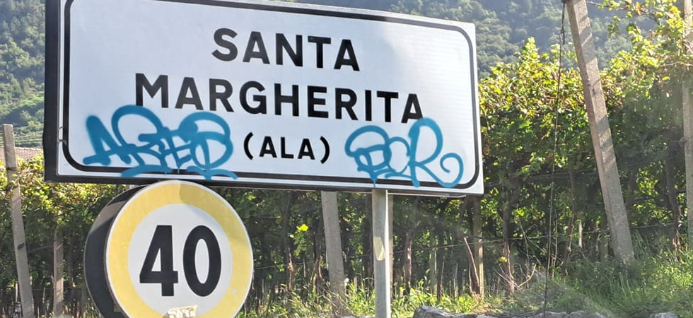 Imbrattano muri e cartelli in paese, la segnalazione sui social